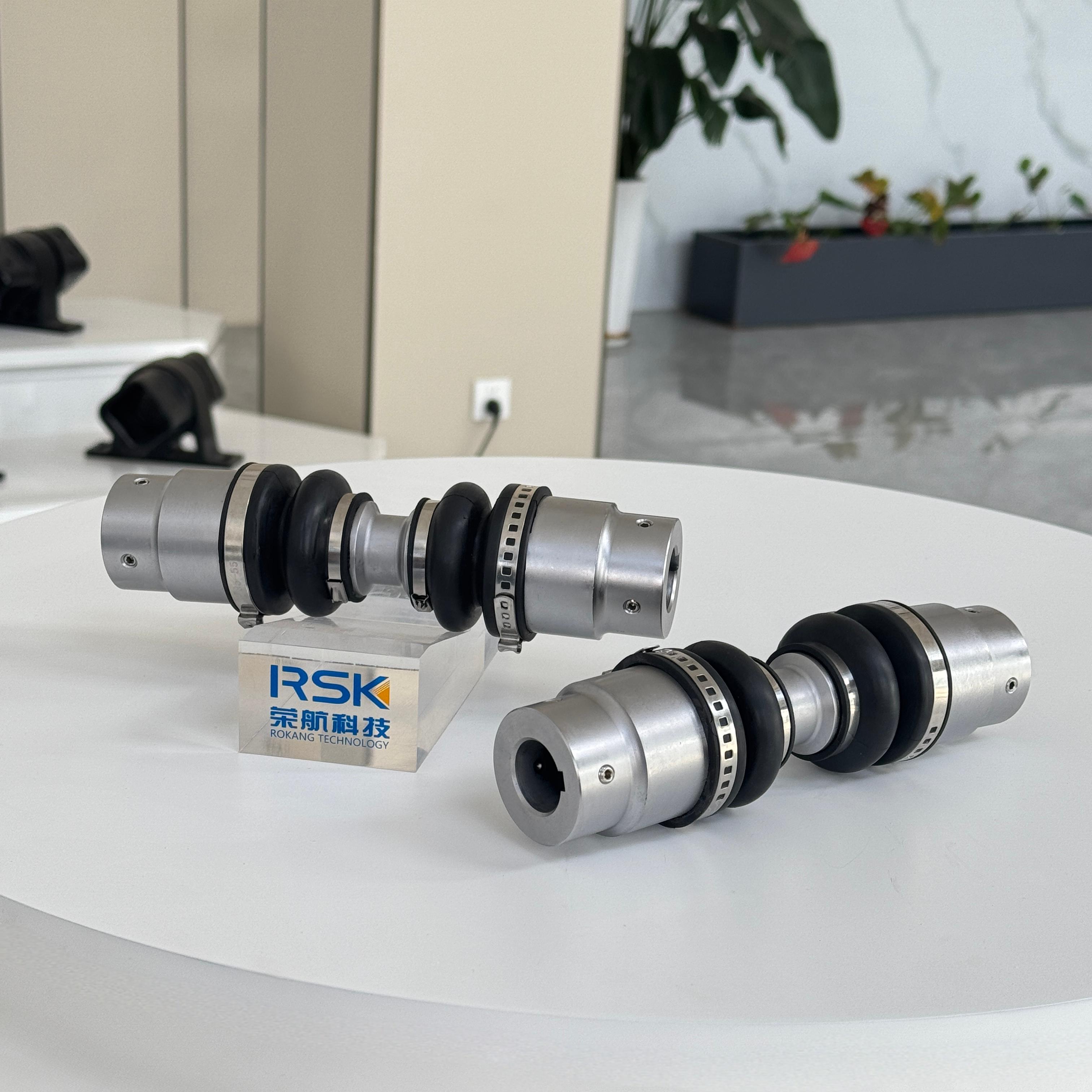 TRI-BALL JOINT Konstant Velocity Joints Egnet for hjul med hjul Små størrelse Lettvekts kompensasjon i flere retninger